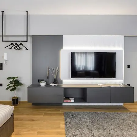 Aristotelian Virtues - Enkrateia Apartment *